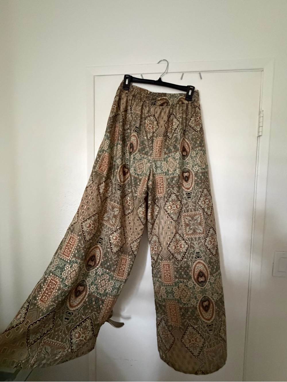 Tahari Printed Wide-Leg Pants in Olive and Tan Paisley - Picture 4 of 6